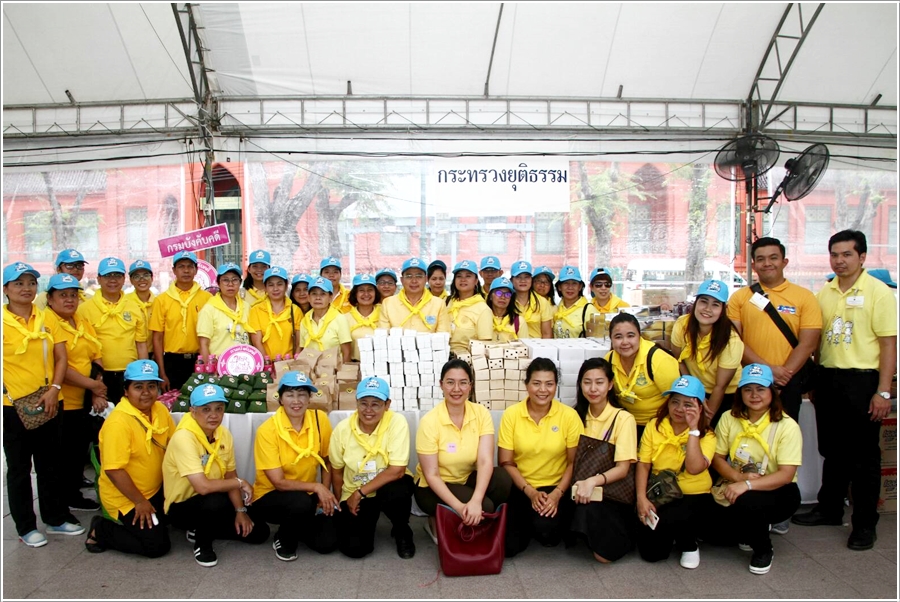 ﻿กรมบังคับคดีร่วมนำอาหารและน้ำดื่มมอบให้กับประชาชนที่มาร่วมพิธีน้อมรำลึกในพระมหากรุณาธิคุณ เนื่องในวันคล้ายวันสวรรคต 13 ตุลาคม 2561